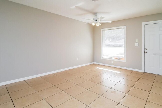 Building Photo - 1422 Kaley Ave
