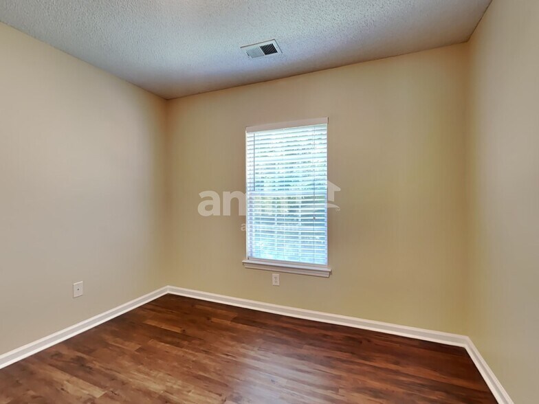 Building Photo - 3011 Maple Leaf Dr
