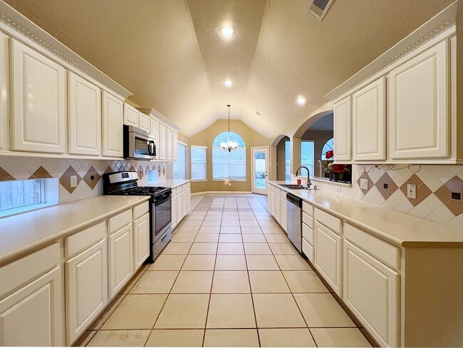 Building Photo - 3331 Double Lake Dr