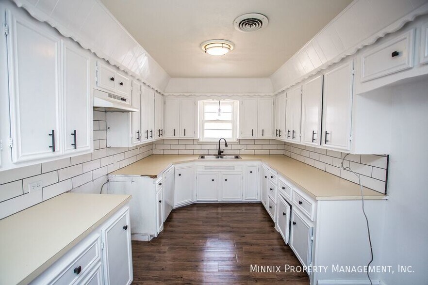 Building Photo - 502 2nd Pl