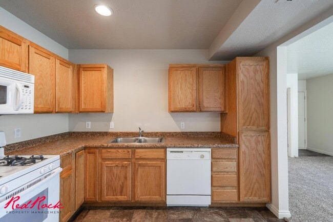 Building Photo - Enjoy Scenic Ivins Living – 3-Bed, 2-Bath ...