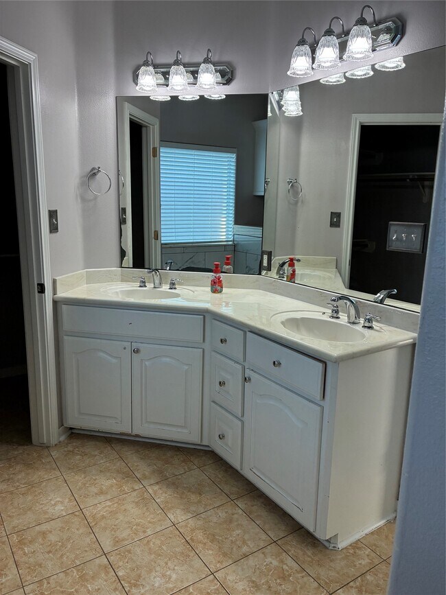 Building Photo - 14049 Overstreet Dr
