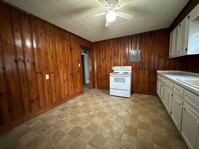 Building Photo - FOR RENT - Terrific location, great price....near everything!