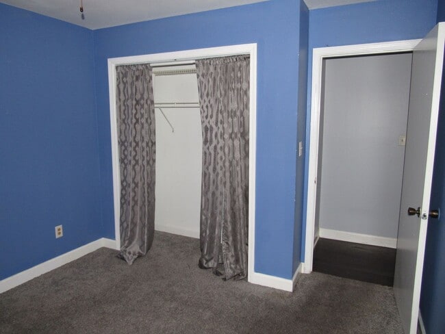 Building Photo - Close to schools, shopping & hospitals!