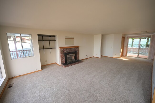 Building Photo - Beautiful water view home in Diamond Point...