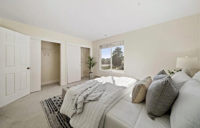 Building Photo - 1 bedroom plus loft features a functional floorplan with high ceilings