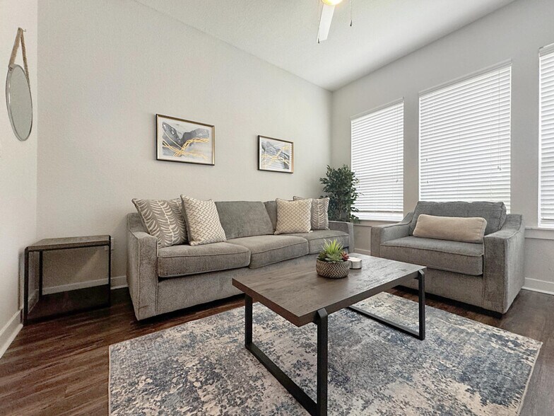 Primary Photo - 2615 N Grady Ave