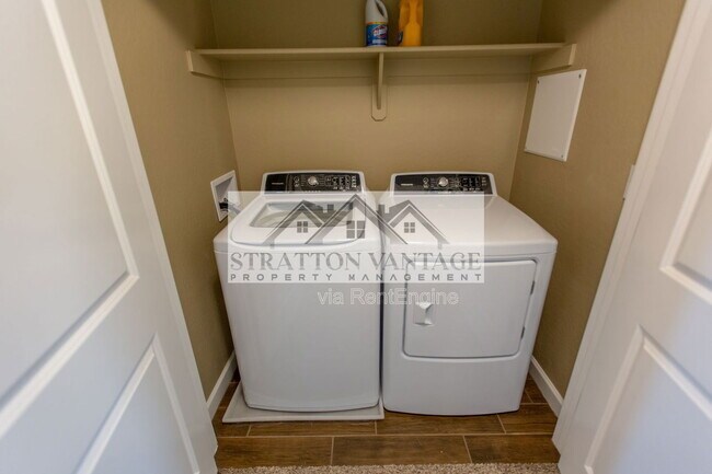 Building Photo - 240 W Juniper Ave