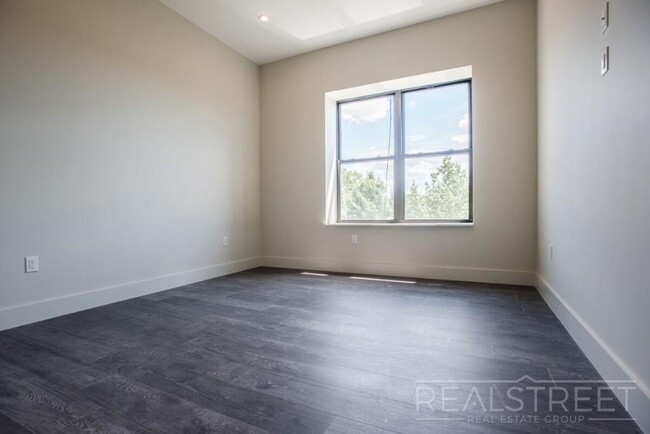 Building Photo - Stunning Large 2 Bed in Crown Heights