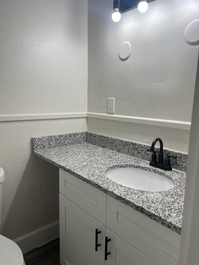 Building Photo - 1411 E Main St