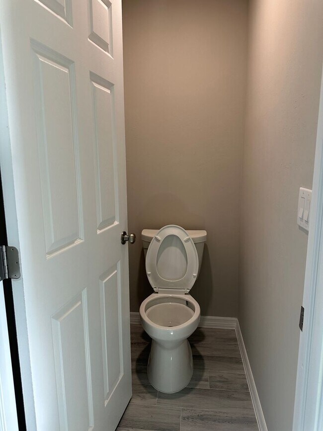 Building Photo - Beautiful 4/2 Newer Construction- Available Now