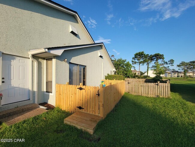 Building Photo - 633 Amberjack Dr
