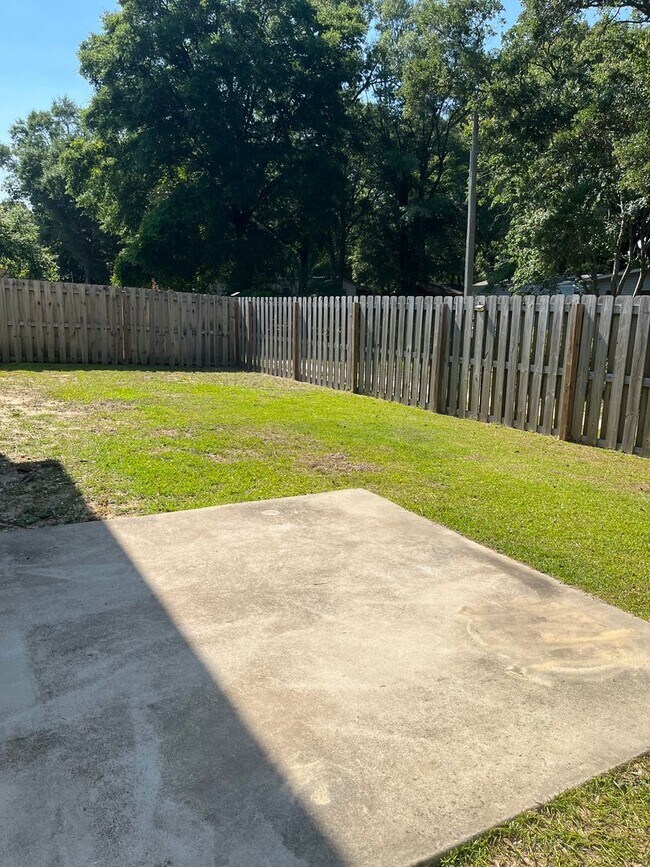 Building Photo - Large home, Pet friendly