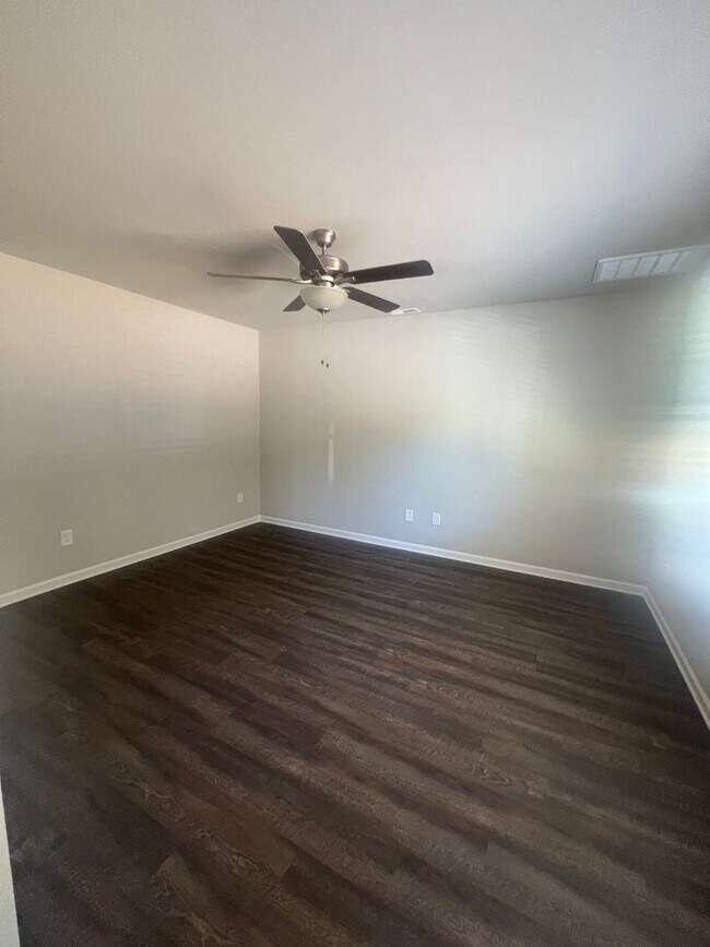 Building Photo - 2 Bedroom 1.5 Bath Townhome*