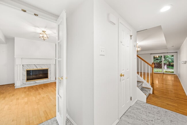 Building Photo - 404 Worthington Dr