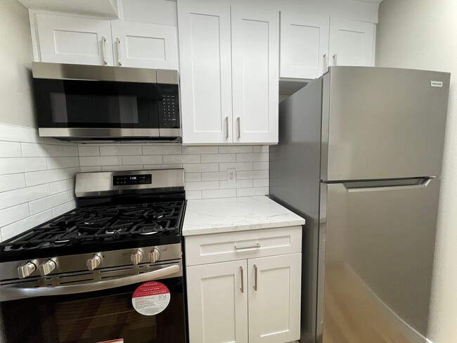 Building Photo - Upgraded 2-Bedroom Condo Near the Universi...