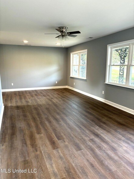 Building Photo - 8468 Cedarcrest Dr