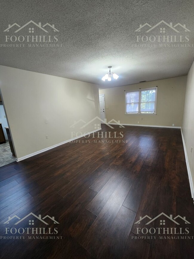 Building Photo - 305 Green Forest Dr