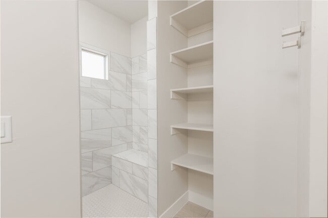 Building Photo - Pet Friendly! - Charming 3 Bedroom Townhome