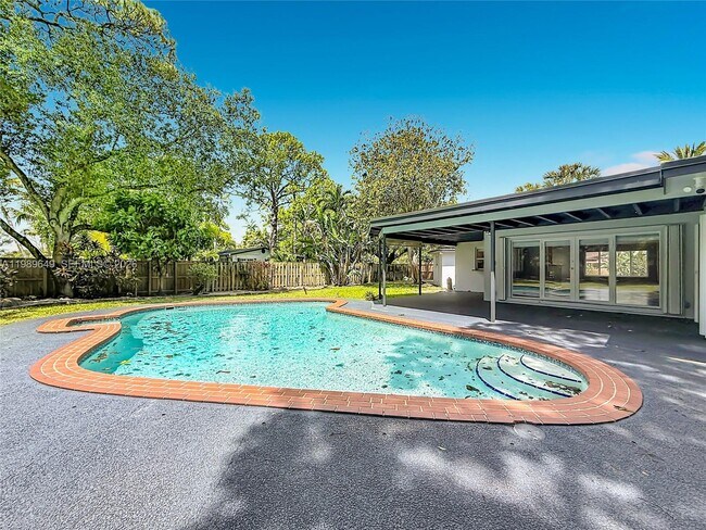 Building Photo - 4330 SW 7th St