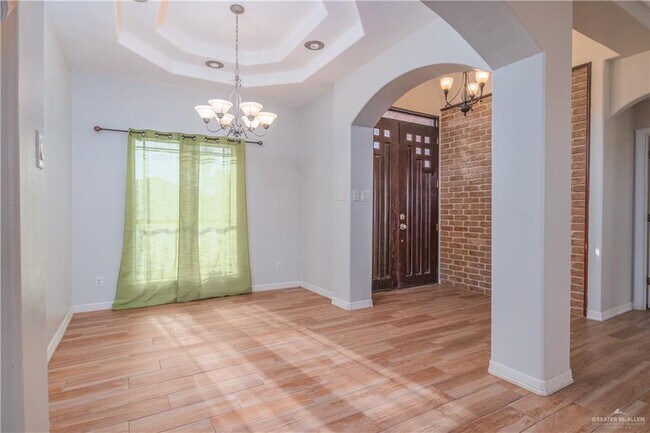 Building Photo - 3818 Oregon Dr