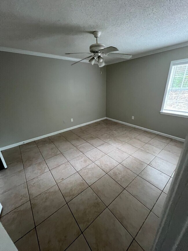 Building Photo - 2 Bed 1 Bath Near Campus! Water/Sewer/Trash Included In Rent!!