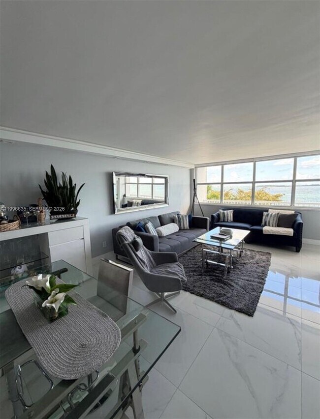 Building Photo - 1420 Brickell Bay Dr