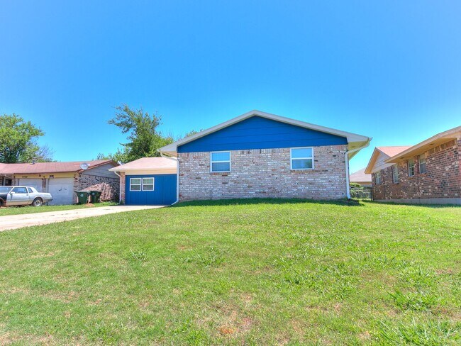 Building Photo - 4 Bedroom/2 Bath home with fenced yard.