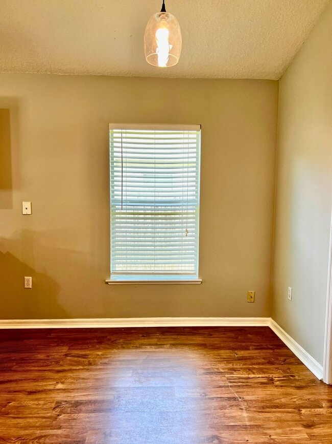 Building Photo - 3/2 with flex room & Fenced in yard