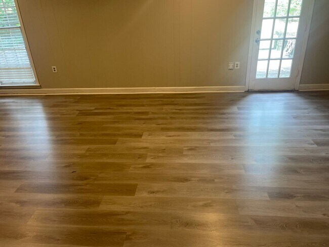 Building Photo - Spacious 4-Bedroom Home Just Minutes from the University of Memphis!