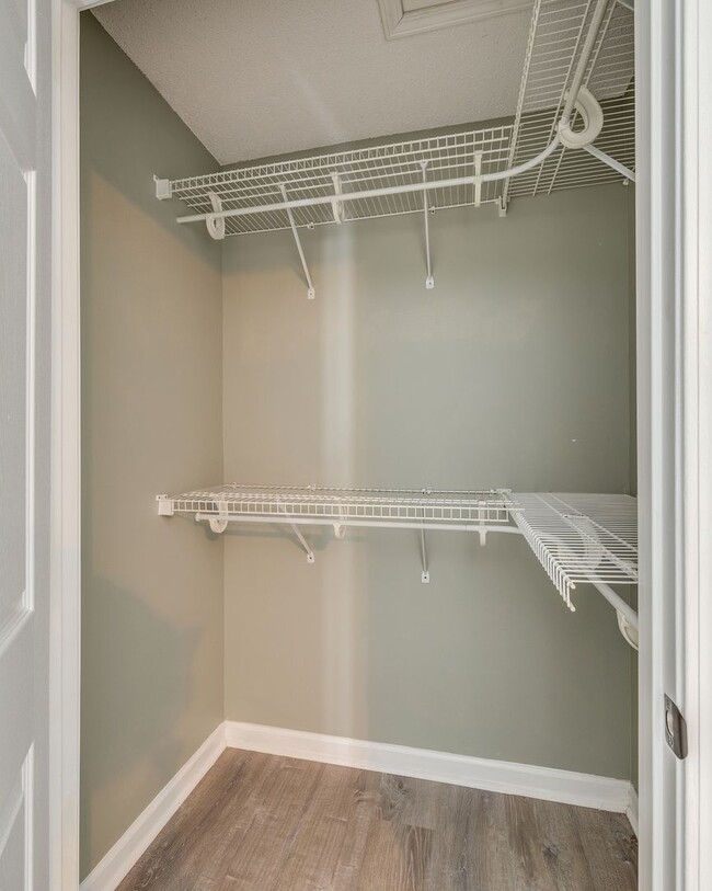 Building Photo - 2 br/ 1.5 bath condo Johnson City