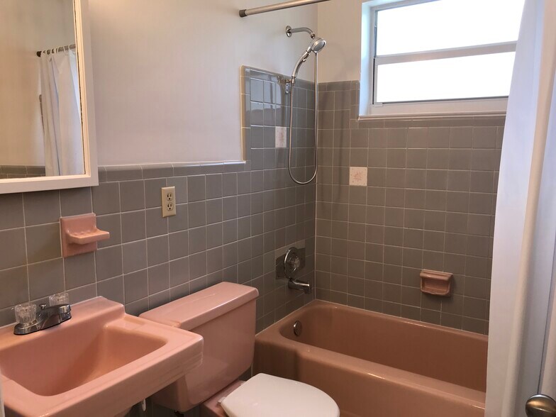 Full bathroom - 11535 SW 81st Rd