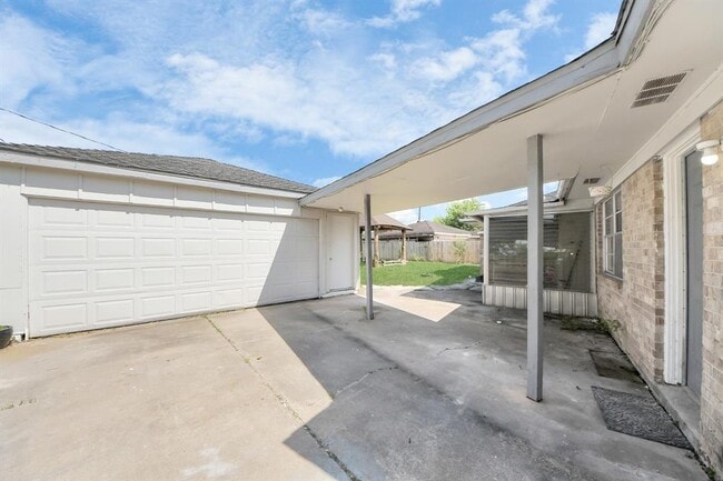 Building Photo - 7911 Pella Dr