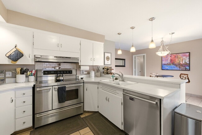 Building Photo - Beautiful 4 Bedroom/3 Bathroom Home in University Hills Area!