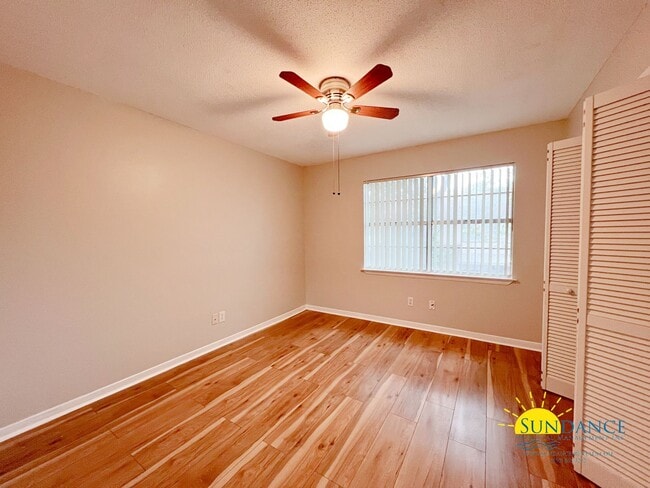 Building Photo - Quaint 2 Bedroom Townhouse in Fort Walton Beach!