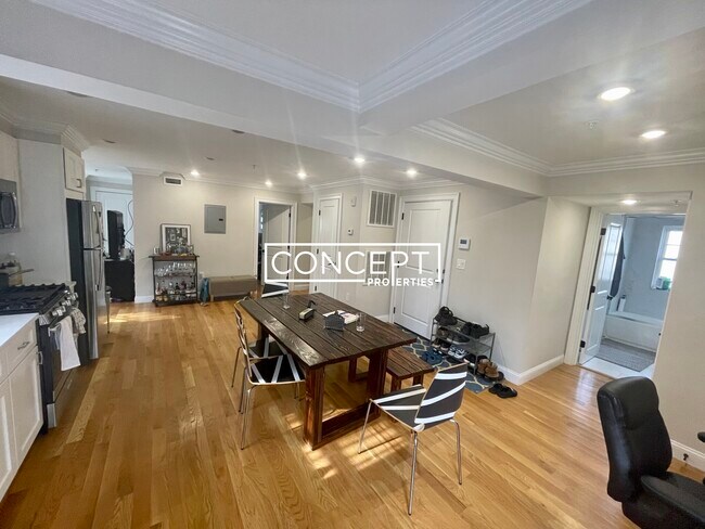 Building Photo - 64 Gordon St