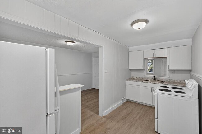 Building Photo - 243 W 22nd St