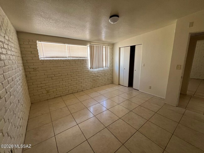 Building Photo - 425 E Delano St