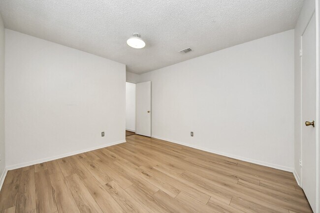 Building Photo - 6230 Grandvale Dr