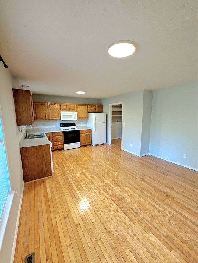 Building Photo - Southwest Springfield, All Brick,  David H...