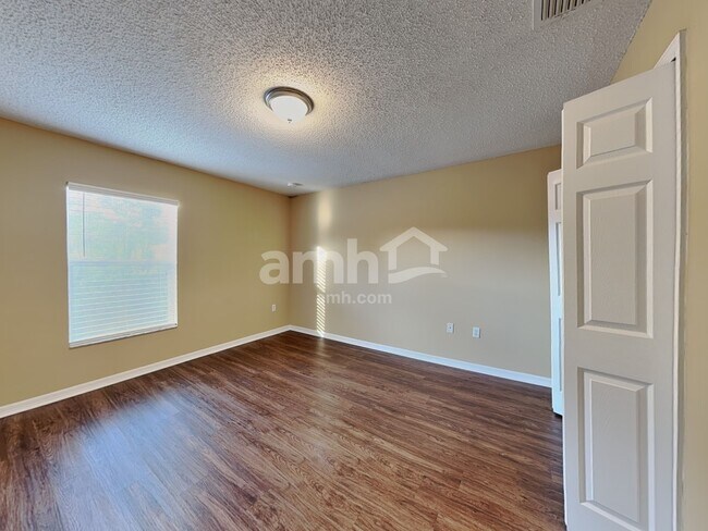 Building Photo - 16452 Corner Lake Dr