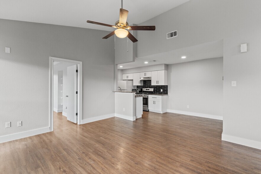 Building Photo - 602 Peterson St