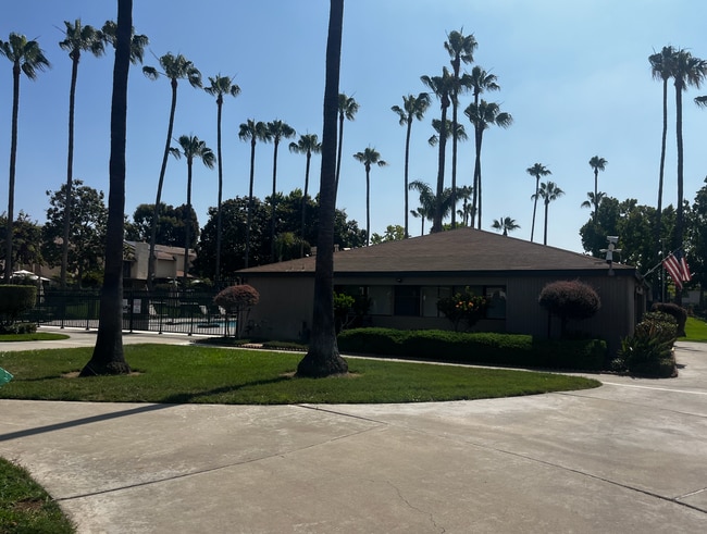 Building Photo - 4BR/2.5BA Two Story Condo Available