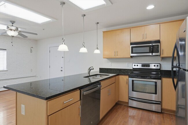 Building Photo - Cool 1 bedroom condo in the heart of the Fan District