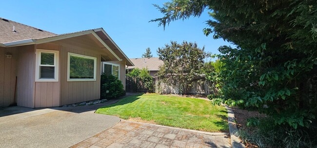 Building Photo - Open Concept Living Close to Downtown Gran...