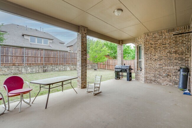 Building Photo - Beautiful home with elegant curved stairca...