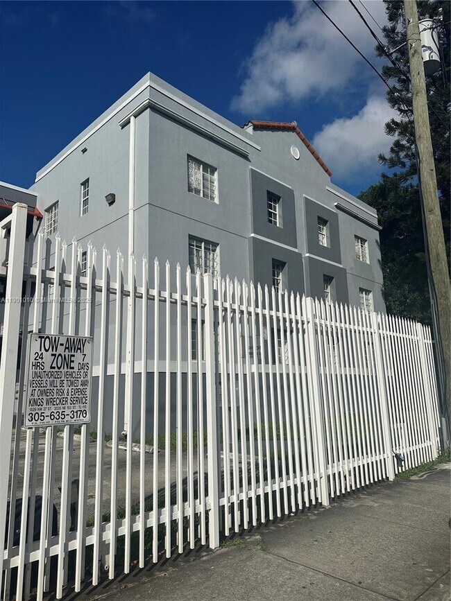 Building Photo - 519 SW 2nd St