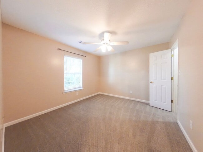 Building Photo - Two Bedroom End Unit Townhome in Evans!