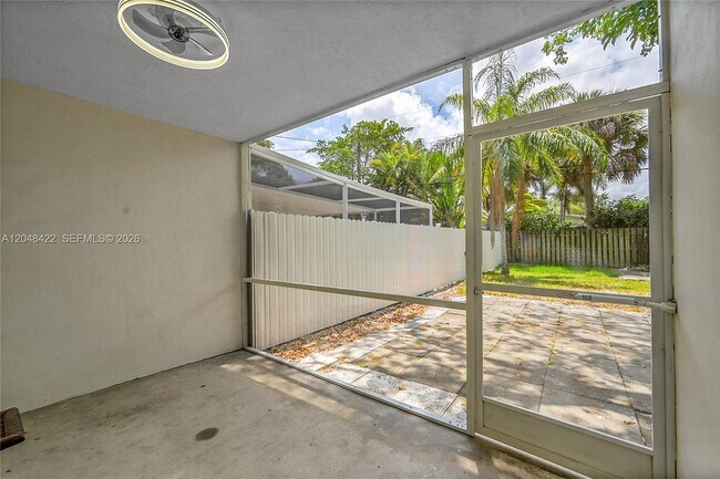 Building Photo - 808 SW 12th Ct
