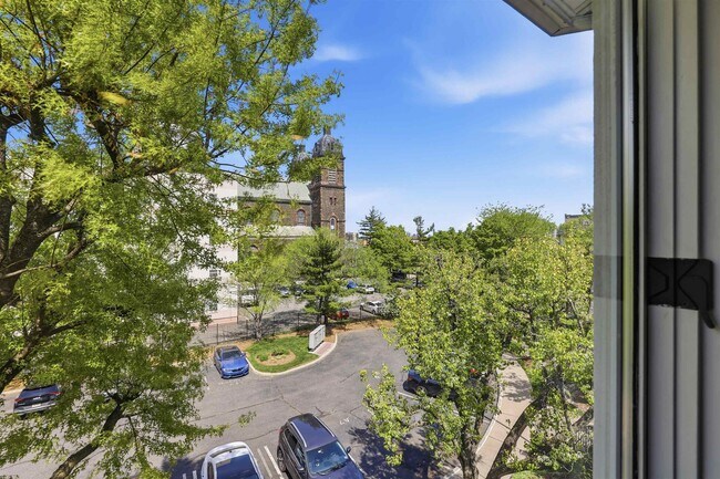 Building Photo - 215 St Michaels Walk